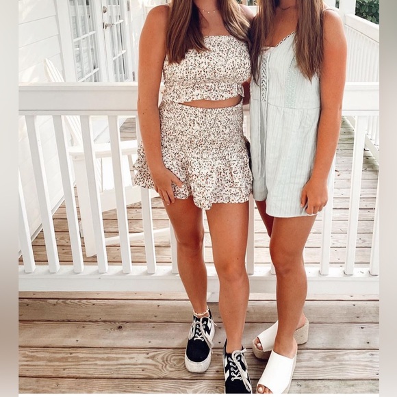 Blue Blush Floral Skirt Set. Top is a MEDIUM and skirt is a LARGE - Picture 2 of 4